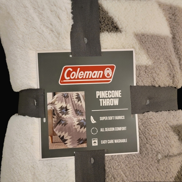 NWT Coleman Blanket Sherpa Reversible Throw Plush Camping Comfort / Aztec - Picture 2 of 6
